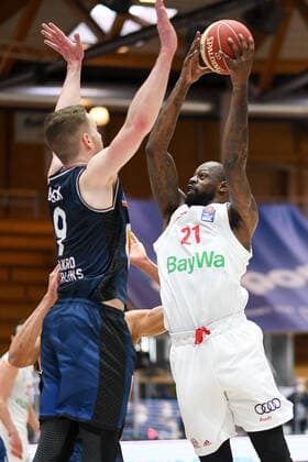 James Gist (FC Bayern Muenchen Basketball) im Zweikampf mit Fabian Bleck (HAKRO Merlins Crailsheim), GER, HAKRO Merlins Crailsheim vs. FC Bayern Basketball, 23.05.2021, Play Off Viertelfinale Spiel 4, Basketball Bundesliga, Spielzeit 2020 2021. GER, HAKRO Merlins Crailsheim vs. FC Bayern Basketball, 23.05.2021, Play Off Viertelfinale Spiel 4, Basketball Bundesliga, Spielzeit 2020 202 Crailsheim Copyright: xEibnerxPressefoto MichaelxMemmlerx EP_MMR