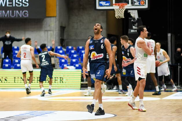 Elias Lasisi (HAKRO Merlins Crailsheim) jubelt ueber einen Korb, GER, HAKRO Merlins Crailsheim vs. FC Bayern Basketball, 23.05.2021, Play Off Viertelfinale Spiel 4, Basketball Bundesliga, Spielzeit 2020 2021. GER, HAKRO Merlins Crailsheim vs. FC Bayern Basketball, 23.05.2021, Play Off Viertelfinale Spiel 4, Basketball Bundesliga, Spielzeit 2020 202 Crailsheim Copyright: xEibnerxPressefoto MichaelxMemmlerx EP_MMR