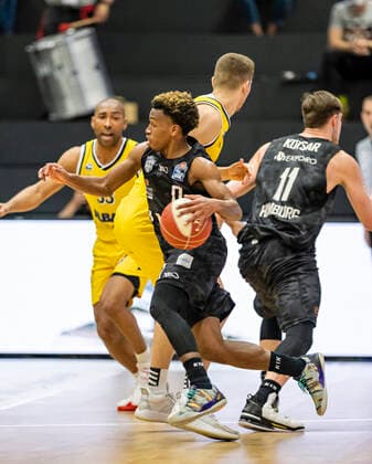 Jayson Granger (Alba), TJ Shorts (Towers), Maik Kotsar (Towers) 24.05.21, Hamburg Towers vs. Alba Berlin, Hamburg-Wilhelmsburg, edel-optics Arena, easyCredit BBL, Basketball Bundesliga, Saison 2020 2021, Play-Off Viertelfinale, 3. Spiel Â
