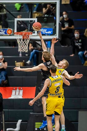 Jordan Swing (Towers), Niels Giffey (Alba), Marcus Eriksson (Alba) 24.05.21, Hamburg Towers vs. Alba Berlin, Hamburg-Wilhelmsburg, edel-optics Arena, easyCredit BBL, Basketball Bundesliga, Saison 2020 2021, Play-Off Viertelfinale, 3. Spiel Â