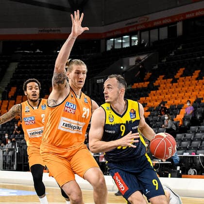 GER, BBL, Play-offs, ratiopharm ulm vs EWE Baskets Oldenburg 24.05.2021, ratiopharm arena, Neu-Ulm, GER, BBL, Play-offs, ratiopharm ulm vs EWE Baskets Oldenburg, im Bild Karsten Tadda (Oldenburg, 9) kann sich gegen Dylan Osetkowski (Ulm, 21) nicht durchsetzen