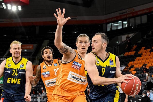 GER, BBL, Play-offs, ratiopharm ulm vs EWE Baskets Oldenburg 24.05.2021, ratiopharm arena, Neu-Ulm, GER, BBL, Play-offs, ratiopharm ulm vs EWE Baskets Oldenburg, im Bild Karsten Tadda (Oldenburg, 9) kann sich gegen Dylan Osetkowski (Ulm, 21) nicht durchsetzen