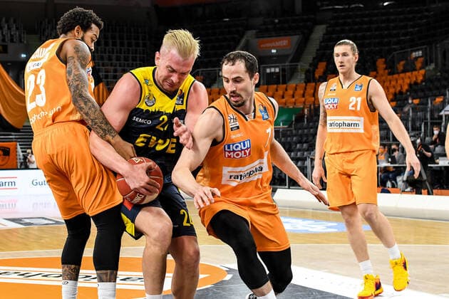 GER, BBL, Play-offs, ratiopharm ulm vs EWE Baskets Oldenburg 24.05.2021, ratiopharm arena, Neu-Ulm, GER, BBL, Play-offs, ratiopharm ulm vs EWE Baskets Oldenburg, im Bild trotz aussichtsloser Situation kann sich Rasid Mahalbasic (Oldenburg, 24) gegen Troy Caupain (Ulm, 23) und John Petrucelli (Ulm, 7) durchsetzen und punkten