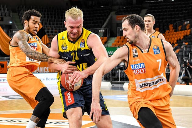 GER, BBL, Play-offs, ratiopharm ulm vs EWE Baskets Oldenburg 24.05.2021, ratiopharm arena, Neu-Ulm, GER, BBL, Play-offs, ratiopharm ulm vs EWE Baskets Oldenburg, im Bild trotz aussichtsloser Situation kann sich Rasid Mahalbasic (Oldenburg, 24) gegen Troy Caupain (Ulm, 23) und John Petrucelli (Ulm, 7) durchsetzen und punkten