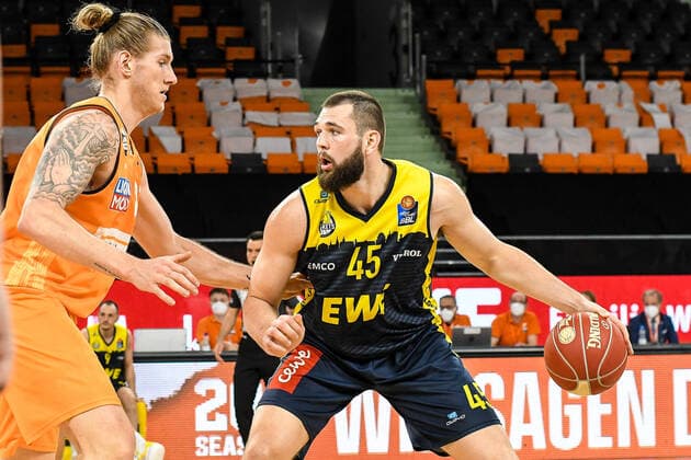 GER, BBL, Play-offs, ratiopharm ulm vs EWE Baskets Oldenburg 24.05.2021, ratiopharm arena, Neu-Ulm, GER, BBL, Play-offs, ratiopharm ulm vs EWE Baskets Oldenburg, im Bild Dylan Osetkowski (Ulm, 21), Nathan Boothe (Oldenburg, 45)