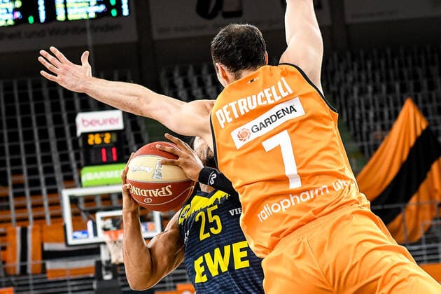 GER, BBL, Play-offs, ratiopharm ulm vs EWE Baskets Oldenburg 24.05.2021, ratiopharm arena, Neu-Ulm, GER, BBL, Play-offs, ratiopharm ulm vs EWE Baskets Oldenburg, im Bild Phil Pressey (Oldenburg, 25) kann sich gegen John Petrucelli (Ulm, 7) nicht durchsetzen