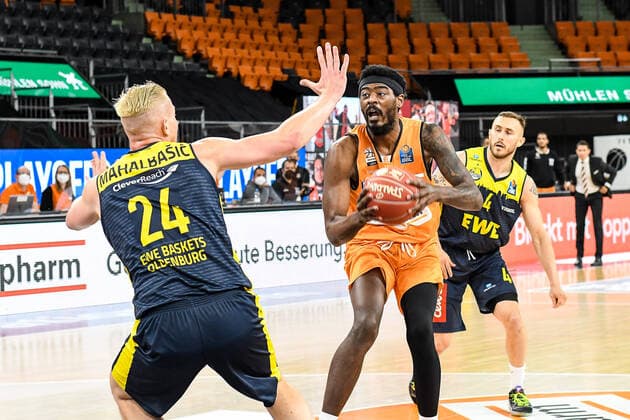 GER, BBL, Play-offs, ratiopharm ulm vs EWE Baskets Oldenburg 24.05.2021, ratiopharm arena, Neu-Ulm, GER, BBL, Play-offs, ratiopharm ulm vs EWE Baskets Oldenburg, im Bild Aric Holman (Ulm, 35) kann von Rasid Mahalbasic (Oldenburg, 24) nicht aufgehalten werden