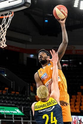 GER, BBL, Play-offs, ratiopharm ulm vs EWE Baskets Oldenburg 24.05.2021, ratiopharm arena, Neu-Ulm, GER, BBL, Play-offs, ratiopharm ulm vs EWE Baskets Oldenburg, im Bild Aric Holman (Ulm, 35) ist zu hoch für Rasid Mahalbasic (Oldenburg, 24), vergibt aber den Korbversuch