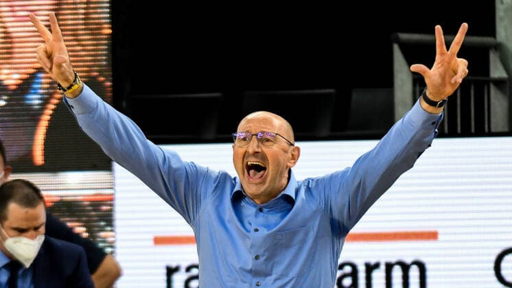 GER, BBL, Play-offs, ratiopharm ulm vs EWE Baskets Oldenburg 24.05.2021, ratiopharm arena, Neu-Ulm, GER, BBL, Play-offs, ratiopharm ulm vs EWE Baskets Oldenburg, im Bild voller Einsatz von Mladen Drijencic (Oldenburg) an der Seitenlinie