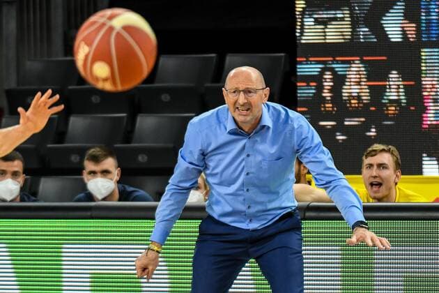 GER, BBL, Play-offs, ratiopharm ulm vs EWE Baskets Oldenburg 24.05.2021, ratiopharm arena, Neu-Ulm, GER, BBL, Play-offs, ratiopharm ulm vs EWE Baskets Oldenburg, im Bild voller Einsatz von Mladen Drijencic (Oldenburg) an der Seitenlinie