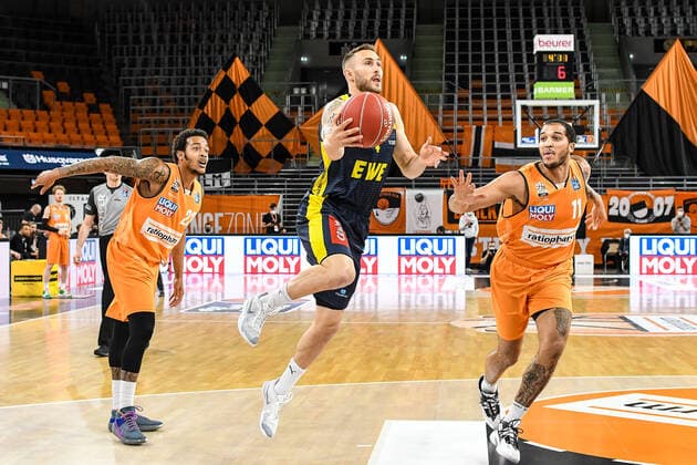 GER, BBL, Play-offs, ratiopharm ulm vs EWE Baskets Oldenburg 24.05.2021, ratiopharm arena, Neu-Ulm, GER, BBL, Play-offs, ratiopharm ulm vs EWE Baskets Oldenburg, im Bild Keith Hornsby (Oldenburg, 4) setzt sich gegen Troy Caupain (Ulm, 23) und Isaiah Wilkins (Ulm, 11) durch