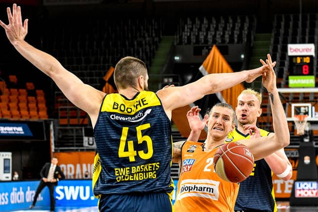 GER, BBL, Play-offs, ratiopharm ulm vs EWE Baskets Oldenburg 24.05.2021, ratiopharm arena, Neu-Ulm, GER, BBL, Play-offs, ratiopharm ulm vs EWE Baskets Oldenburg, im Bild Nathan Boothe (Oldenburg, 45), Dylan Osetkowski (Ulm, 21) verliert den Ball, Rasid Mahalbasic (Oldenburg, 24)