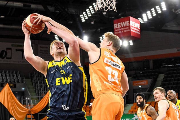 Sport Themen der Woche KW21 Sport Bilder des Tages GER, BBL, Play-offs, ratiopharm ulm vs EWE Baskets Oldenburg 26.05.2021, ratiopharm arena, Neu-Ulm, GER, BBL, Play-offs, ratiopharm ulm vs EWE Baskets Oldenburg, im Bild Patrick Heckmann (Ulm, 33) foult Rasid Mahalbasic (Oldenburg, 24)