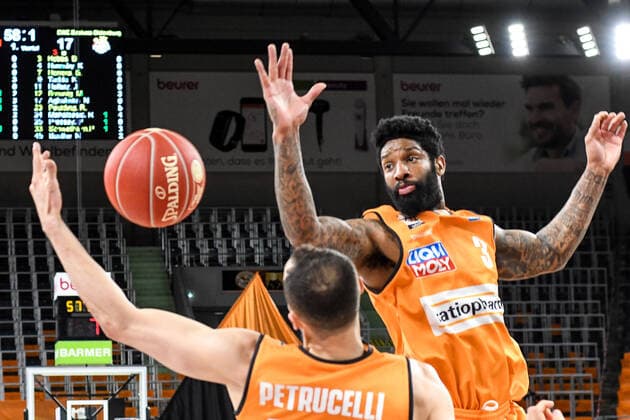 GER, BBL, Play-offs, ratiopharm ulm vs EWE Baskets Oldenburg 26.05.2021, ratiopharm arena, Neu-Ulm, GER, BBL, Play-offs, ratiopharm ulm vs EWE Baskets Oldenburg, im Bild John Petrucelli (Ulm, 7) und Cameron Clark (Ulm, 3) beim Rebound