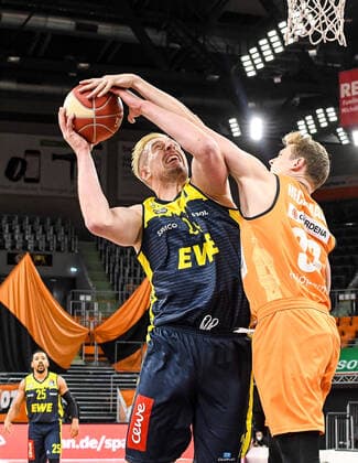 GER, BBL, Play-offs, ratiopharm ulm vs EWE Baskets Oldenburg 26.05.2021, ratiopharm arena, Neu-Ulm, GER, BBL, Play-offs, ratiopharm ulm vs EWE Baskets Oldenburg, im Bild Patrick Heckmann (Ulm, 33) verteidigt gegen Rasid Mahalbasic (Oldenburg, 24)