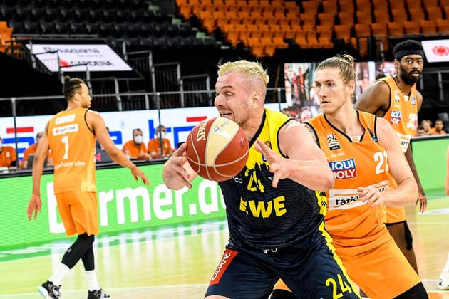 GER, BBL, Play-offs, ratiopharm ulm vs EWE Baskets Oldenburg 26.05.2021, ratiopharm arena, Neu-Ulm, GER, BBL, Play-offs, ratiopharm ulm vs EWE Baskets Oldenburg, im Bild Rasid Mahalbasic (Oldenburg, 24) setzt sich gegen Dylan Osetkowski (Ulm, 21) durch