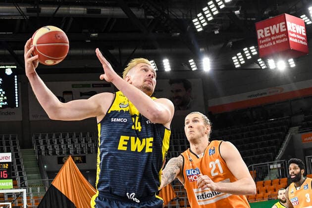 GER, BBL, Play-offs, ratiopharm ulm vs EWE Baskets Oldenburg 26.05.2021, ratiopharm arena, Neu-Ulm, GER, BBL, Play-offs, ratiopharm ulm vs EWE Baskets Oldenburg, im Bild Rasid Mahalbasic (Oldenburg, 24) setzt sich gegen Dylan Osetkowski (Ulm, 21) durch