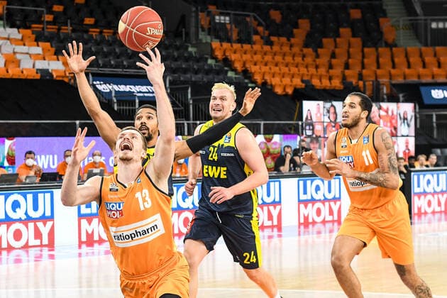 GER, BBL, Play-offs, ratiopharm ulm vs EWE Baskets Oldenburg 26.05.2021, ratiopharm arena, Neu-Ulm, GER, BBL, Play-offs, ratiopharm ulm vs EWE Baskets Oldenburg, im Bild Andreas Obst (Ulm, 13) kann von Phil Pressey (Oldenburg, 25) nicht mit einem Foul am Korb gehindert werden, Rasid Mahalbasic (Oldenburg, 24), Isaiah Wilkins (Ulm, 11)