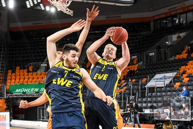GER, BBL, Play-offs, ratiopharm ulm vs EWE Baskets Oldenburg 26.05.2021, ratiopharm arena, Neu-Ulm, GER, BBL, Play-offs, ratiopharm ulm vs EWE Baskets Oldenburg, im Bild Sebastian Herrera (Oldenburg, 7), Rasid Mahalbasic (Oldenburg, 24) holt sich den Rebound