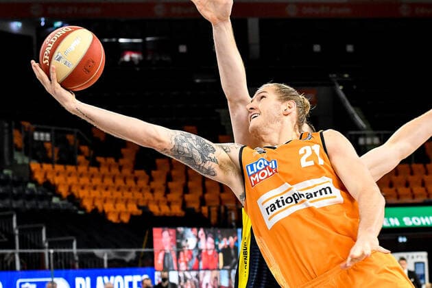 GER, BBL, Play-offs, ratiopharm ulm vs EWE Baskets Oldenburg 26.05.2021, ratiopharm arena, Neu-Ulm, GER, BBL, Play-offs, ratiopharm ulm vs EWE Baskets Oldenburg, im Bild Dylan Osetkowski (Ulm, 21) streckt sich mächtig beim Versuch eines Korbes