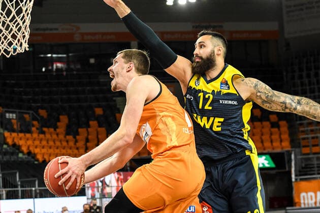 GER, BBL, Play-offs, ratiopharm ulm vs EWE Baskets Oldenburg 26.05.2021, ratiopharm arena, Neu-Ulm, GER, BBL, Play-offs, ratiopharm ulm vs EWE Baskets Oldenburg, im Bild Andreas Obst (Ulm, 13) setzt sich gegen Martin Breunig (Oldenburg, 12) durch