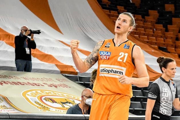 GER, BBL, Play-offs, ratiopharm ulm vs EWE Baskets Oldenburg 26.05.2021, ratiopharm arena, Neu-Ulm, GER, BBL, Play-offs, ratiopharm ulm vs EWE Baskets Oldenburg, im Bild Dylan Osetkowski (Ulm, 21) ballt die Faust nach einem erfolgreichen Wurf