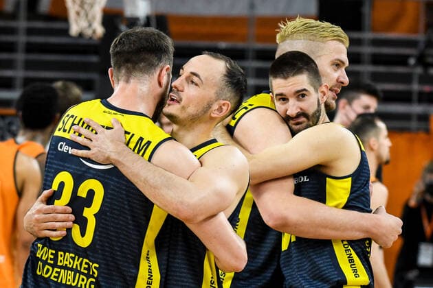 GER, BBL, Play-offs, ratiopharm ulm vs EWE Baskets Oldenburg 26.05.2021, ratiopharm arena, Neu-Ulm, GER, BBL, Play-offs, ratiopharm ulm vs EWE Baskets Oldenburg, im Bild Philipp Schwethelm (Oldenburg, 33) und Karsten Tadda (Oldenburg, 9) sowie Rasid Mahalbasic (Oldenburg, 24) und Braydon Hobbs (Oldenburg, 3) umarmen sich nach Spielende