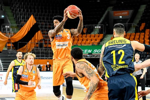 GER, BBL, Play-offs, ratiopharm ulm vs EWE Baskets Oldenburg 26.05.2021, ratiopharm arena, Neu-Ulm, GER, BBL, Play-offs, ratiopharm ulm vs EWE Baskets Oldenburg, im Bild Per Günther Guenther (Ulm, 6), Cameron Clark (Ulm, 3), Martin Breunig (Oldenburg, 12)