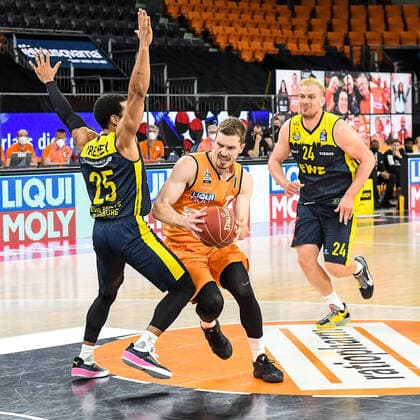 GER, BBL, Play-offs, ratiopharm ulm vs EWE Baskets Oldenburg 26.05.2021, ratiopharm arena, Neu-Ulm, GER, BBL, Play-offs, ratiopharm ulm vs EWE Baskets Oldenburg, im Bild Phil Pressey (Oldenburg, 25) foult Andreas Obst (Ulm, 13), Rasid Mahalbasic (Oldenburg, 24)