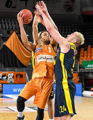GER, BBL, Play-offs, ratiopharm ulm vs EWE Baskets Oldenburg 26.05.2021, ratiopharm arena, Neu-Ulm, GER, BBL, Play-offs, ratiopharm ulm vs EWE Baskets Oldenburg, im Bild Rasid Mahalbasic (Oldenburg, 24) blockt Demitrius Conger (Ulm, 1)