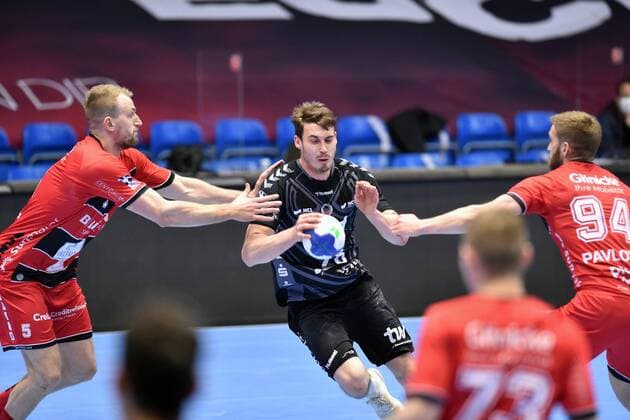 Hendrik Wagner (Eulen Ludwigshafen) (am Ball), Julius Kuehn (MT Melsungen) (L) und Domagoj Pavlovic (MT Melsungen) (R) , MT Melsungen - Die Eulen Ludwigshafen - TSG Friesenheim, Handball, 1. Bundesliga Maenner, 27.05.2021, MT Melsungen - Eulen Ludwigshafen, Handball, GER, 1. Bundesliga Maenner, 27.05.2021 Kassel Copyright: xEibner-Pressefoto-xRolandxSippelx