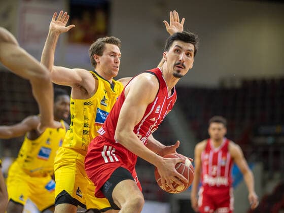 Jordan Hulls (MHP Riesen Ludwigsburg, 01), Nihad Djedovic (FC Bayern, 14), MHP Riesen Ludwigsburg vs. FC Bayern Basketball, Basketball, Bundesliga, Playoffs, Halbfinale, Spiel 1, easycredit BBL, 29.05.2021, MHP Riesen Ludwigsburg vs. FC Bayern Basketball, Basketball, Bundesliga, Playoffs, Halbfinale, Spiel 1, easycredit BBL, 29.05.2021 Ludwigsburg Copyright: xEibner-Pressefoto SaschaxWaltherx EP_EER