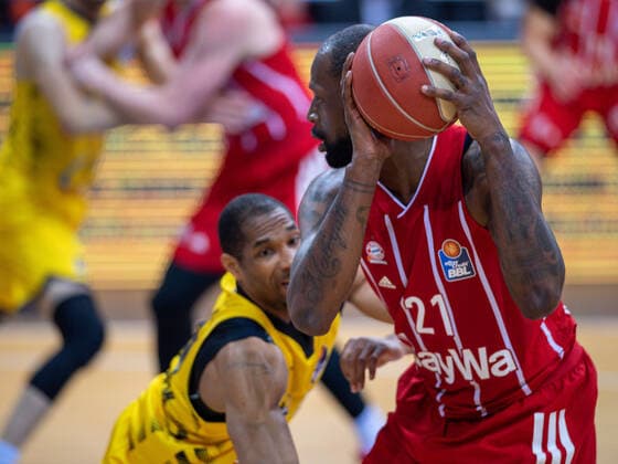 Jamel McLean (MHP Riesen Ludwigsburg, 07), James Gist (FC Bayern, 21), MHP Riesen Ludwigsburg vs. FC Bayern Basketball, Basketball, Bundesliga, Playoffs, Halbfinale, Spiel 1, easycredit BBL, 29.05.2021, MHP Riesen Ludwigsburg vs. FC Bayern Basketball, Basketball, Bundesliga, Playoffs, Halbfinale, Spiel 1, easycredit BBL, 29.05.2021 Ludwigsburg Copyright: xEibner-Pressefoto SaschaxWaltherx EP_EER