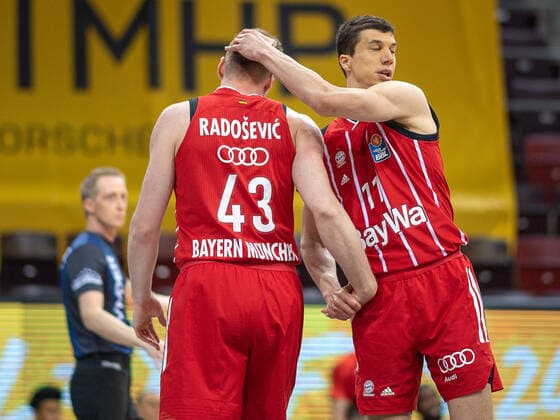 Vladimir Lucic (FC Bayern, 11), troestet Leon Radosevic (FC Bayern, 43) MHP Riesen Ludwigsburg vs. FC Bayern Basketball, Basketball, Bundesliga, Playoffs, Halbfinale, Spiel 1, easycredit BBL, 29.05.2021, MHP Riesen Ludwigsburg vs. FC Bayern Basketball, Basketball, Bundesliga, Playoffs, Halbfinale, Spiel 1, easycredit BBL, 29.05.2021 Ludwigsburg Copyright: xEibner-Pressefoto SaschaxWaltherx EP_EER