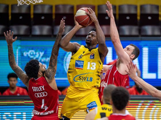Dennis Jerome Seeley (FC Bayern, 04), Yorman Polas Bartolo (MHP Riesen Ludwigsburg, 13), Paul Zipser (FC Bayern, 16), MHP Riesen Ludwigsburg vs. FC Bayern Basketball, Basketball, Bundesliga, Playoffs, Halbfinale, Spiel 1, easycredit BBL, 29.05.2021, MHP Riesen Ludwigsburg vs. FC Bayern Basketball, Basketball, Bundesliga, Playoffs, Halbfinale, Spiel 1, easycredit BBL, 29.05.2021 Ludwigsburg Copyright: xEibner-Pressefoto SaschaxWaltherx EP_EER