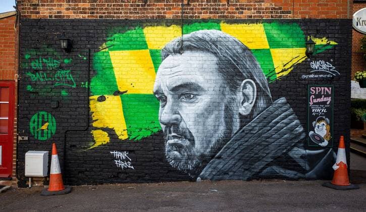 Fußball, Trainerhistorie Norwich City von 1905 bis heute Mandatory Credit: Photo by JASONPIX Shutterstock (11985478d) Norwich City manager, Daniel Farke has an art mural painted on the side of a wall at The Fat Cat & Canary public house in Norwich. Norwich City manager, Daniel Farke mural, The Fat Cat & Canary public house, Norwich, Norfolk. UK. 30 MAY 2021 EDITORIAL USE ONLY No use with unauthorised audio, video, data, fixture lists (outside the EU), club league logos or live services. Online in-match use limited to 45 images (+15 in extra time). No use to emulate moving images. No use in betting, games or single club league player publications services. Norwich City manager, Daniel Farke mural, The Fat Cat & Canary public house, Norwich, Norfolk. UK. 30 MAY 2021 EDITORIAL USE ONLY No use with unauthorised audio, video, data, fixture lists (outside the EU), club league logos or live services. Online in-match use limited to 45 images (+15 in extra time). No use to emulate moving images. No use in betting, games or Copyright: xJASONPIX Shutterstockx 11985478d