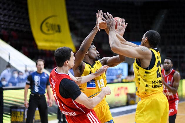 Yorman Polas Bartolo (MHP Riesen Ludwigsburg) und Tremmell Darden (MHP Riesen Ludwigsburg) im Zweikampf mit Vladimir Lucic (FC Bayern Muenchen Basketball), GER, MHP Riesen Ludwigsburg vs. FC Bayern Muenchen, 31.05.2021, Play Off Halbfinale Spiel 2, easycredit Basketball Bundesliga, Spielzeit 2020 2021. GER, MHP Riesen Ludwigsburg vs. FC Bayern Muenchen, 31.05.2021, Play Off Halbfinale Spiel 2, easycredit Basketball Bundesliga, Spielzeit 2020 2021 Ludwigsburg Copyright: xEibnerxPressefoto MichaelxMemmlerx EP_MMR