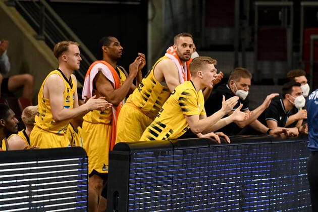 Johannes Patrick (MHP Riesen Ludwigsburg) und Bank feuern die Manschaft an, GER, MHP Riesen Ludwigsburg vs. FC Bayern Muenchen, 31.05.2021, Play Off Halbfinale Spiel 2, easycredit Basketball Bundesliga, Spielzeit 2020 2021. GER, MHP Riesen Ludwigsburg vs. FC Bayern Muenchen, 31.05.2021, Play Off Halbfinale Spiel 2, easycredit Basketball Bundesliga, Spielzeit 2020 2021 Ludwigsburg Copyright: xEibnerxPressefoto MichaelxMemmlerx EP_MMR