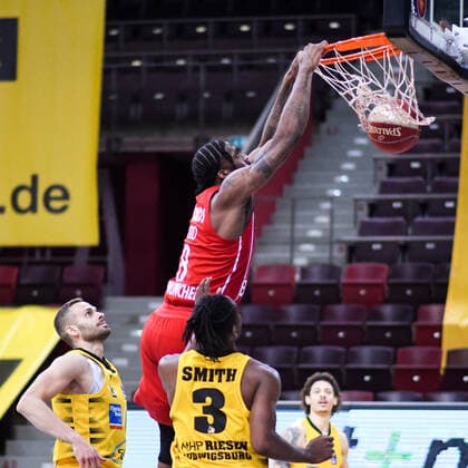 Jalen Reynolds (FC Bayern Muenchen Basketball) am Korb gegen Jaleen Smith (MHP Riesen Ludwigsburg) und Jonas Wohlfarth-Bottermann (MHP Riesen Ludwigsburg), GER, MHP Riesen Ludwigsburg vs. FC Bayern Muenchen, 31.05.2021, Play Off Halbfinale Spiel 2, easycredit Basketball Bundesliga, Spielzeit 2020 2021. GER, MHP Riesen Ludwigsburg vs. FC Bayern Muenchen, 31.05.2021, Play Off Halbfinale Spiel 2, easycredit Basketball Bundesliga, Spielzeit 2020 2021 Ludwigsburg Copyright: xEibnerxPressefoto MichaelxMemmlerx EP_MMR