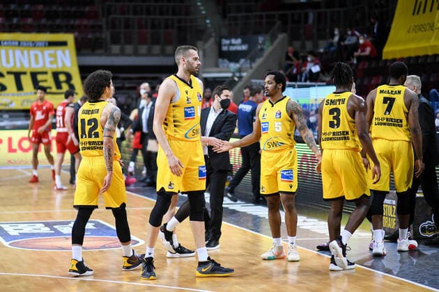 Jonas Wohlfarth-Bottermann (MHP Riesen Ludwigsburg) und Barry Brown Jr. (MHP Riesen Ludwigsburg) unzufrieden mit dem Spielverlauf, GER, MHP Riesen Ludwigsburg vs. FC Bayern Muenchen, 31.05.2021, Play Off Halbfinale Spiel 2, easycredit Basketball Bundesliga, Spielzeit 2020 2021. GER, MHP Riesen Ludwigsburg vs. FC Bayern Muenchen, 31.05.2021, Play Off Halbfinale Spiel 2, easycredit Basketball Bundesliga, Spielzeit 2020 2021 Ludwigsburg Copyright: xEibnerxPressefoto MichaelxMemmlerx EP_MMR