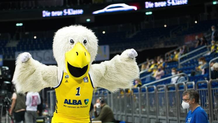 Auch der Albatros das Maskottchen ist wieder da, 01.06.2021, BBL, Alba Berlin vs Ratiopharm Ulm - Spiel 2 Halbfinale, in der Mercedes Benz Arena, GER, Berlin, 01.06.2021, BBL, HF, Alba vs Ratiopharm Ulm Berlin Copyright: xUwexKoch Eibner-Pressefotox EP_UKH