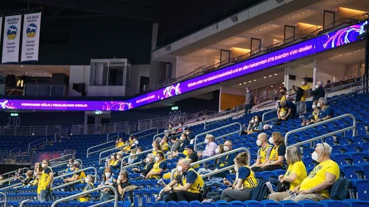 Zuschauer beim Spiel, Sitz, Sitzplaetze, 01.06.2021, BBL, Alba Berlin vs Ratiopharm Ulm - Spiel 2 Halbfinale, in der Mercedes Benz Arena, GER, Berlin, 01.06.2021, BBL, HF, Alba vs Ratiopharm Ulm Berlin Copyright: xUwexKoch Eibner-Pressefotox EP_UKH