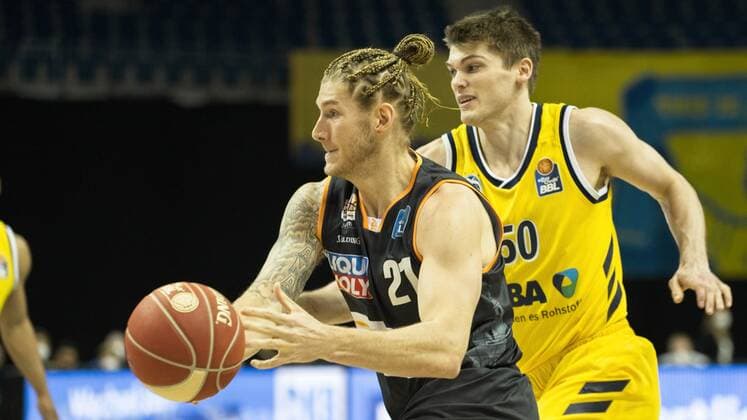 v.l. Dylan Osetkowski - Ulm 21, Ben Lammers - Alba 50, 01.06.2021, BBL, Alba Berlin vs Ratiopharm Ulm - Spiel 2 Halbfinale, in der Mercedes Benz Arena, GER, Berlin, 01.06.2021, BBL, HF, Alba vs Ratiopharm Ulm Berlin Copyright: xUwexKoch Eibner-Pressefotox EP_UKH