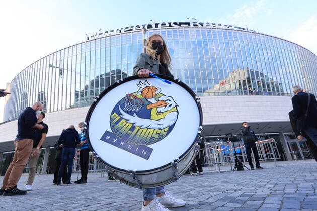 DEU, GER, easyCredit BBL, ALBA vs. ratiopharm Ulm, 2.Spiel, 01.06.2021, Mercedes-Benz-Arena, Berlin, DEU, GER, easyCredit BBL, ALBA vs. ratiopharm Ulm, 2.Spiel, im Bild 1000 ALBA-Fans dürfen wieder dabei sein
