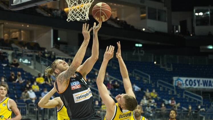 v.l. Dylan Osetkowski - Ulm 21, Malte Delow - Alba 6, 01.06.2021, BBL, Alba Berlin vs Ratiopharm Ulm - Spiel 2 Halbfinale, in der Mercedes Benz Arena, GER, Berlin, 01.06.2021, BBL, HF, Alba vs Ratiopharm Ulm Berlin Copyright: xUwexKoch Eibner-Pressefotox EP_UKH