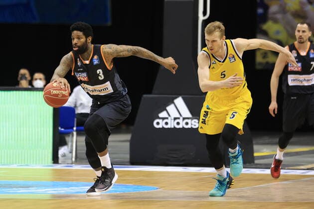 DEU, GER, easyCredit BBL, ALBA vs. ratiopharm Ulm, 2.Spiel, 01.06.2021, Mercedes-Benz-Arena, Berlin, DEU, GER, easyCredit BBL, ALBA vs. ratiopharm Ulm, 2.Spiel, im Bild Niels Giffey (ALBA Berlin 5), Cameron Clark (ratiopharm Ulm 3)
