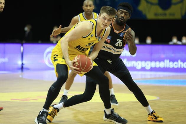 DEU, GER, easyCredit BBL, ALBA vs. ratiopharm Ulm, 2.Spiel, 01.06.2021, Mercedes-Benz-Arena, Berlin, DEU, GER, easyCredit BBL, ALBA vs. ratiopharm Ulm, 2.Spiel, im Bild Tim Schneider (ALBA Berlin 10), Aric Holman (ratiopharm Ulm 35)