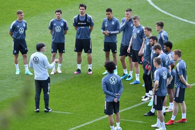 Trainingslager deutsche Fußball-Nationalmannschaft am 02.06.2021 in Seefeld Ansprache Joachim Jogi Löw ( Bundestrainer Trainer Deutschland ) Spielerkreis Teamkreis Joshua Kimmich ( Deutschland ), Jonas Hofmann ( Deutschland ), Mats Hummels ( Deutschland ), Jamal Musiala ( Deutschland ), Niklas Süle ( Deutschland ), Matthias Ginter ( Deutschland ), Manuel Neuer ( Deutschland ), Florian Neuhaus ( Deutschland ), Kevin Volland ( Deutschland ), Serge Gnabry ( Deutschland ), Thomas Müller ( Deutschland ), Lukas Klostermann ( Deutschland ), Marcel Halstenberg ( Deutschland ), Serge Gnabry ( Deutschland )