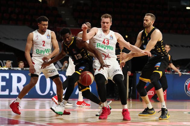 Zweikampf zwischen Jonas Wohlfahrth-Bottermann (Ludwigsburg) und Leon Radosevic (Muenchen) GER, FC Bayern Basketball vs. MHP Riesen Ludwigsburg, Basketball, 1.Bundesliga, Playoffs 2020 2021, Halbfinale Spiel 3, 02.06.2021, GER, FC Bayern Basketball vs. MHP Riesen Ludwigsburg, Basketball, 1.Bundesliga, Playoffs 2020 2021, Halbfinale Spiel 3, 02.06.2021, Muenchen Copyright: xEIBNER MarcelxEngelbrechtx EP_EER