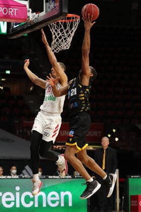 Zweikampf zwischen Robin Amaize (Muenchen) und Tremmell Darden (Ludwigsburg) GER, FC Bayern Basketball vs. MHP Riesen Ludwigsburg, Basketball, 1.Bundesliga, Playoffs 2020 2021, Halbfinale Spiel 3, 02.06.2021, GER, FC Bayern Basketball vs. MHP Riesen Ludwigsburg, Basketball, 1.Bundesliga, Playoffs 2020 2021, Halbfinale Spiel 3, 02.06.2021, Muenchen Copyright: xEIBNER MarcelxEngelbrechtx EP_EER